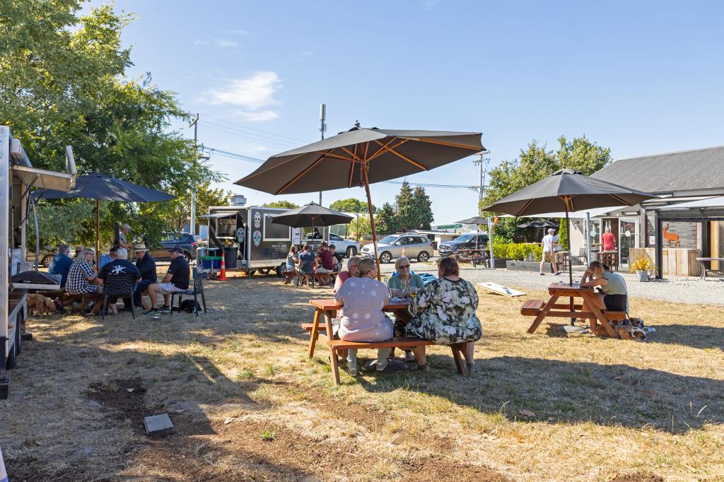 Plenty of room in our garden bar. Pet and family friendly