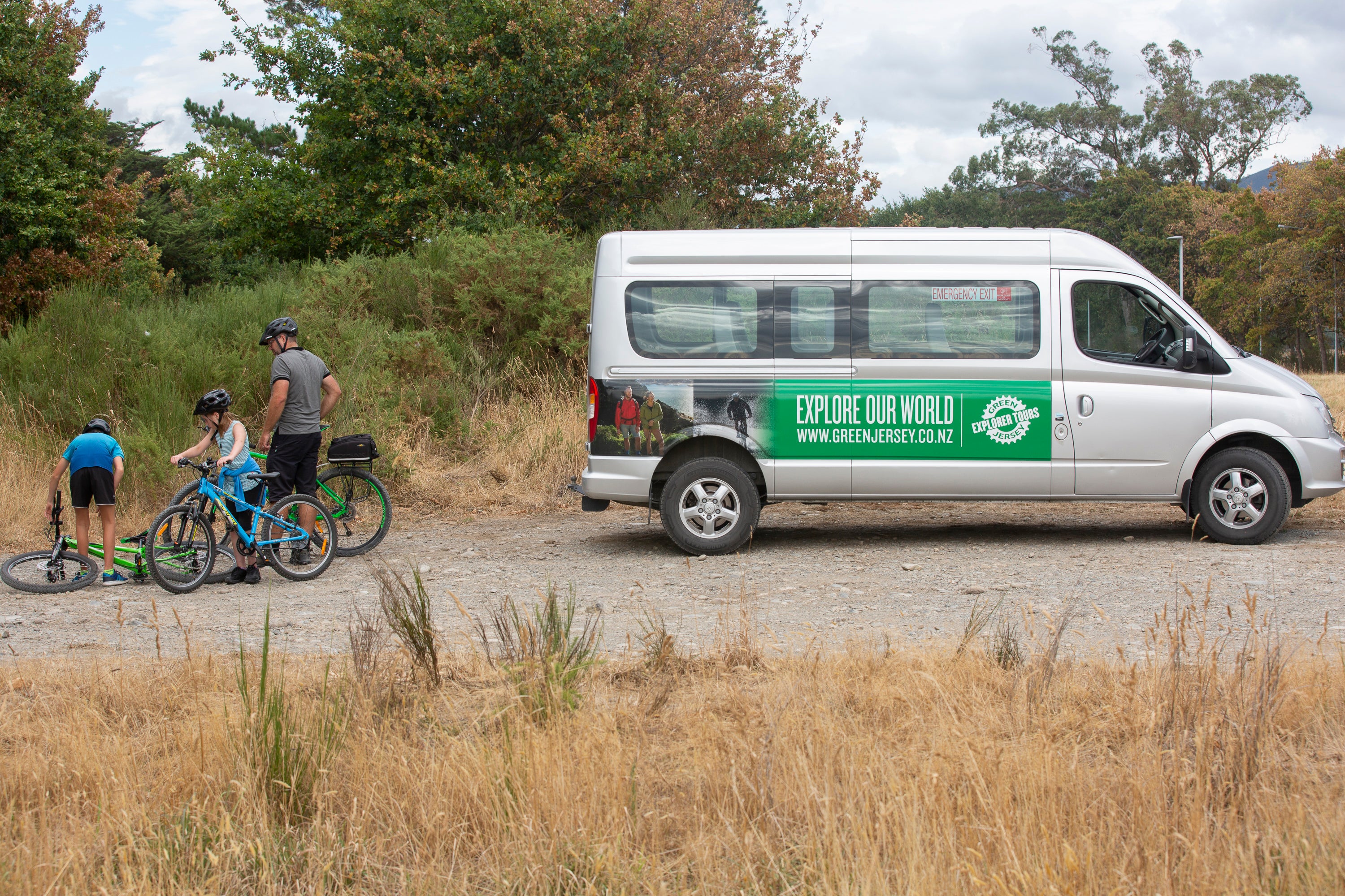 Shuttle with cyclists