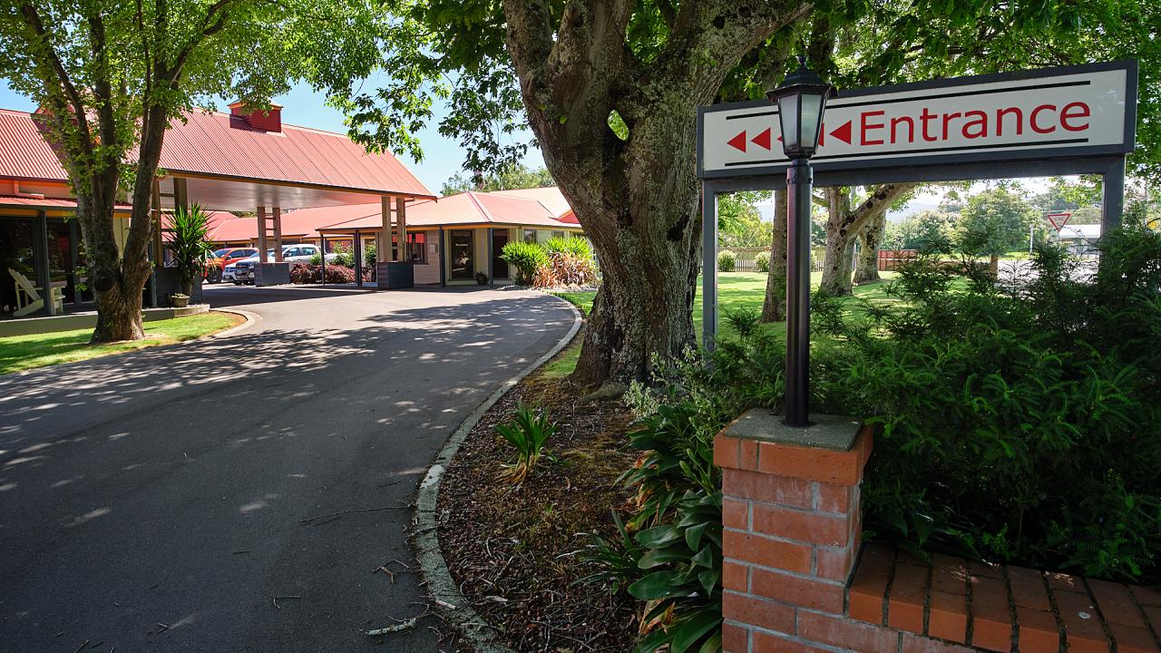 Oak Estate Motor Lodge Entrance