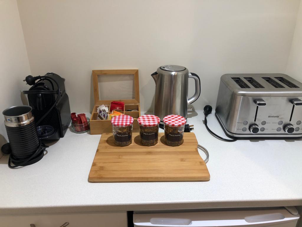 We provide a coffee machine, a selection of teas, a toaster & cereals. In the fridge we have a toast plate with breads & homemade preserves and milk and yogurt.