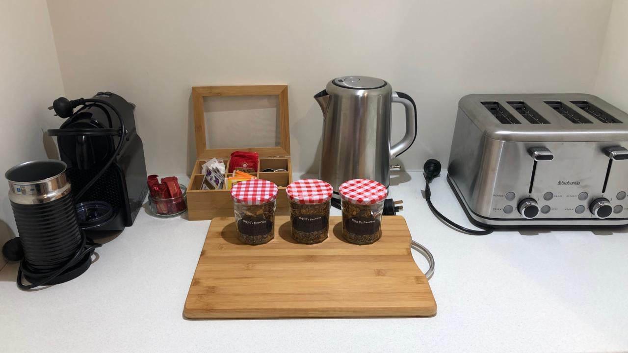 We provide a coffee machine, a selection of teas, a toaster & cereals. In the fridge we have a toast plate with breads & homemade preserves and milk and yogurt.