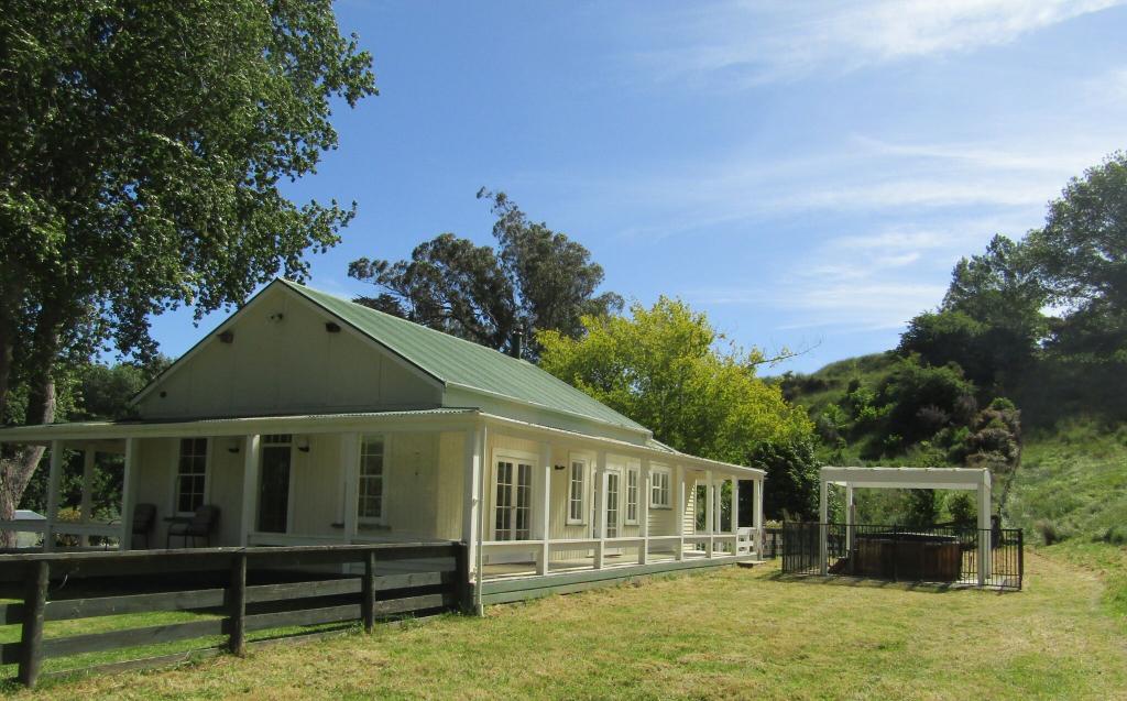Poplar Cottage verandah and spa