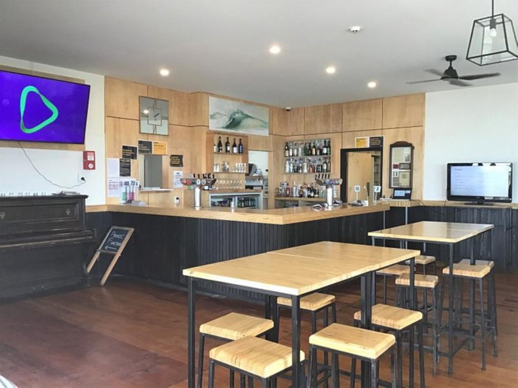 Lake Ferry Hotel Bar